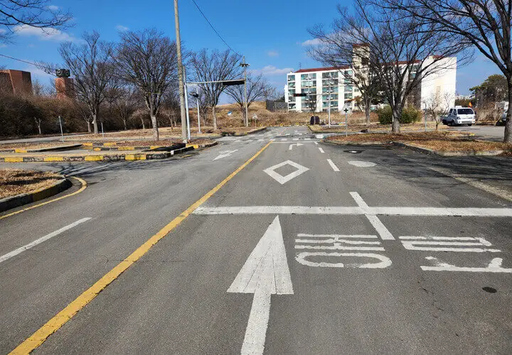 직진 위주의 한적한 도로주행 시험 코스